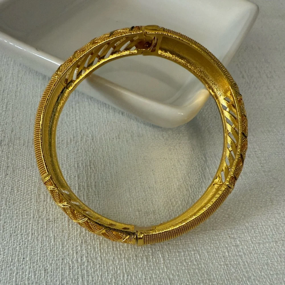 Elegant Gold-plated Bracelet NWOT - Picture 3 of 3